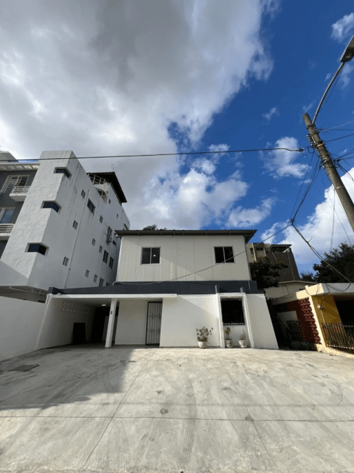 En Alquiler Local Comercial de 325 Mt2 en Mirador Sur - foto 2