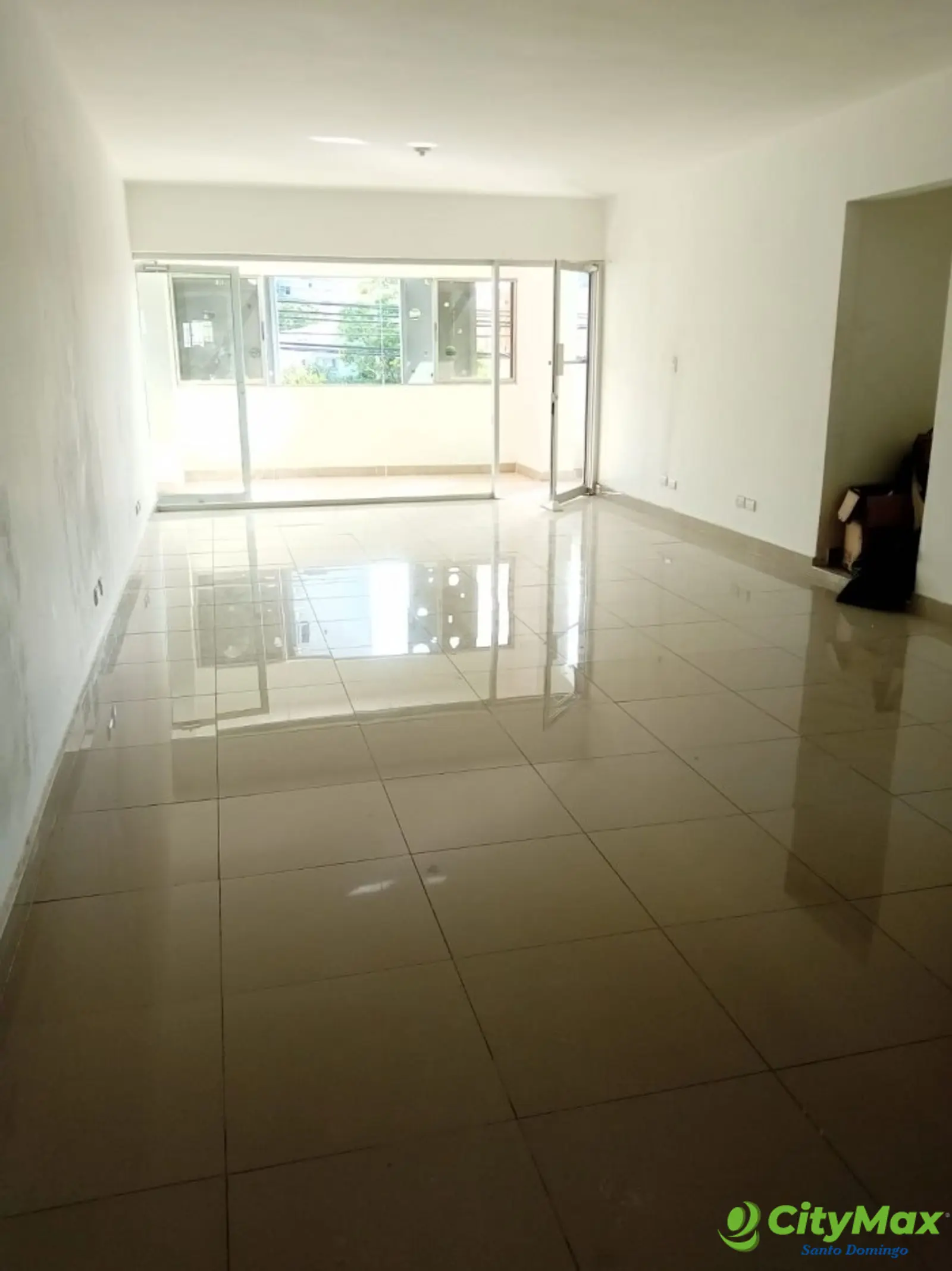 Local en alquiler en Evaristo Morales con baño - foto 1
