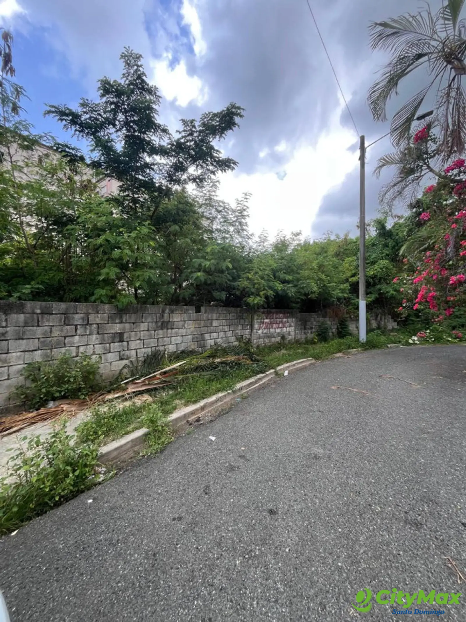 Vendo terreno en la avenida anacaona casi esq Luperon - foto 1