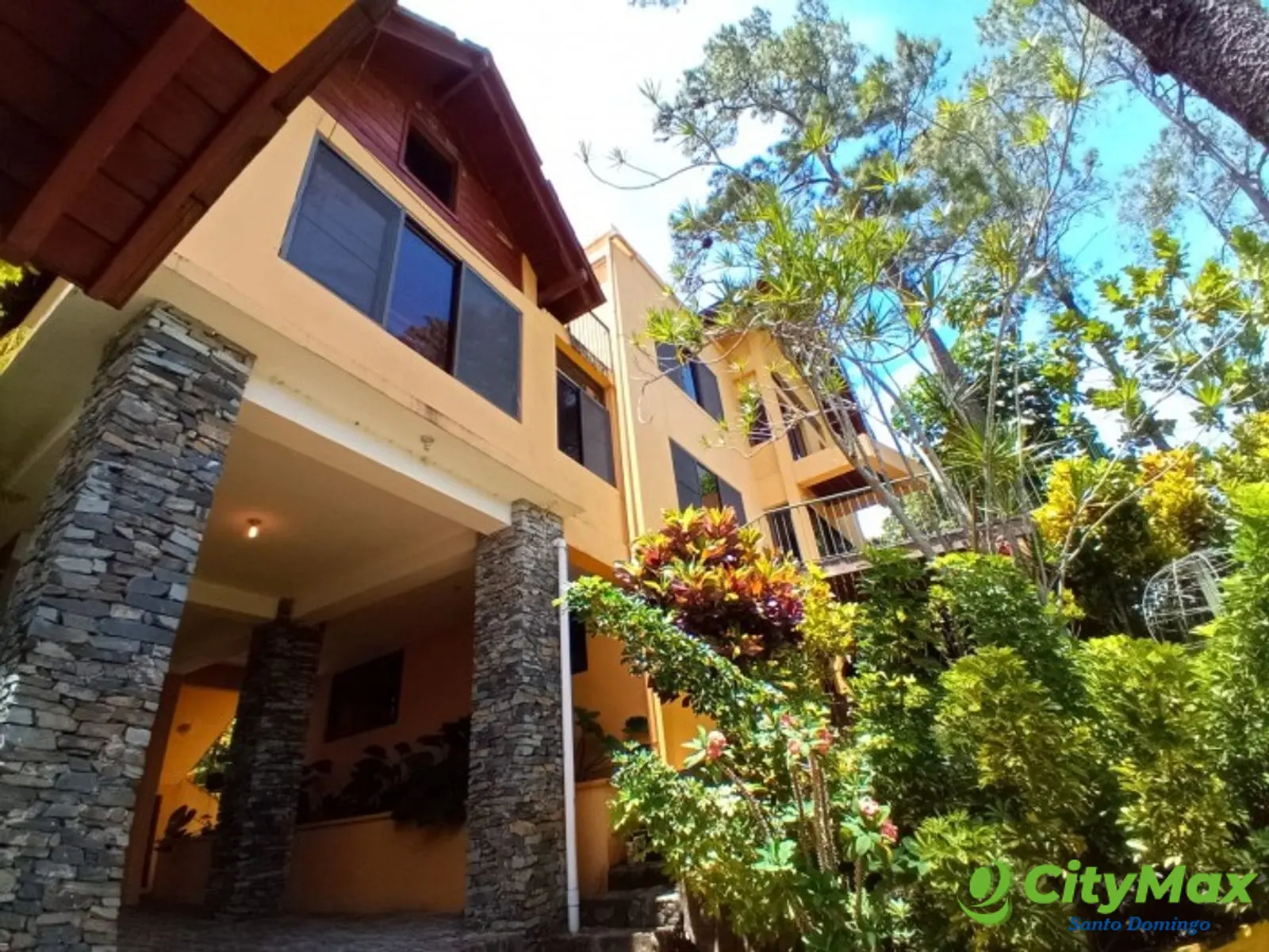 Villa en Venta en Los Alpes Jarabacoa  - Vista de la villa desde la entrada lateral