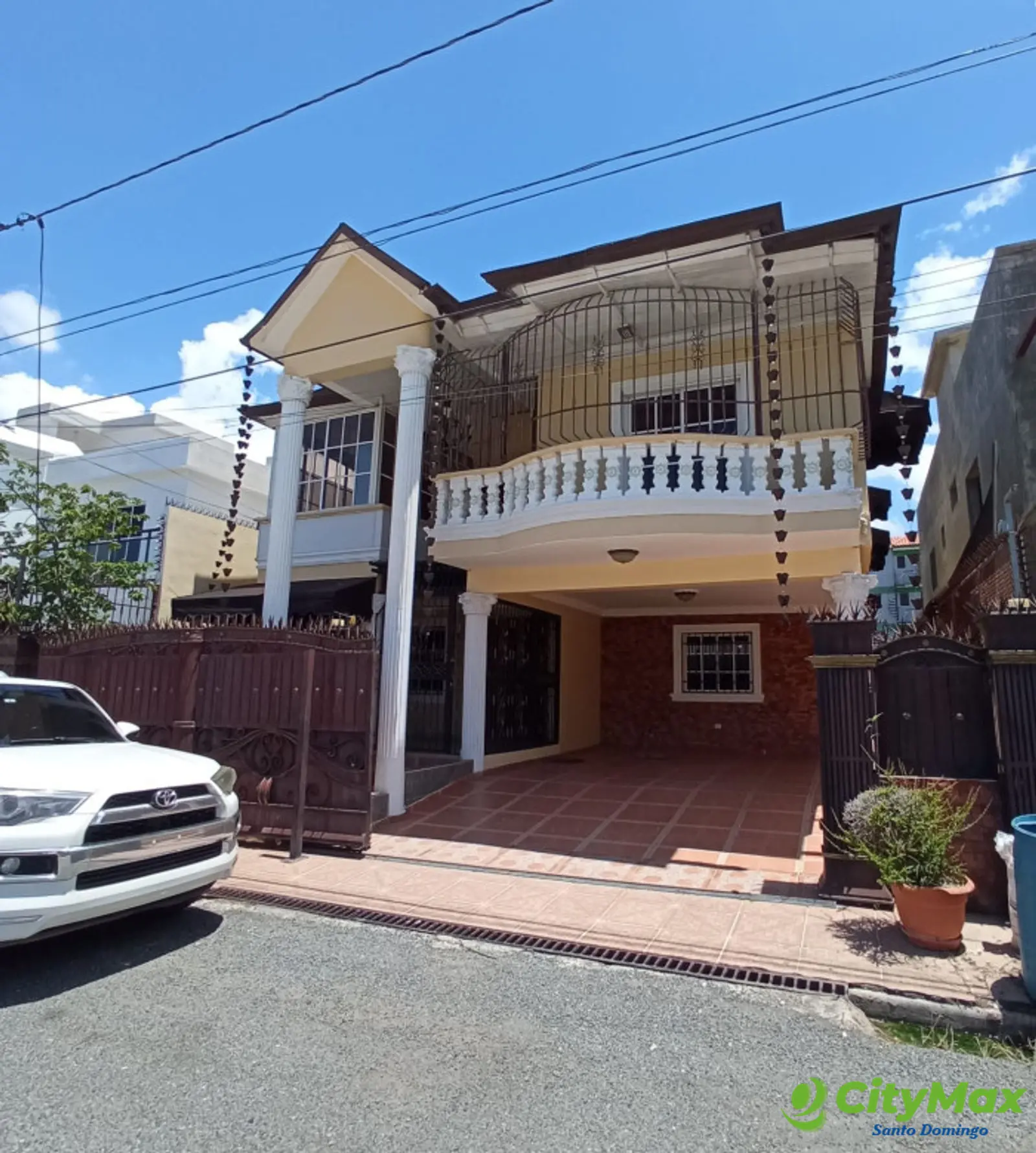 Casa en venta de 3 niveles en la Zona Oriental, S.D.E. - foto 1