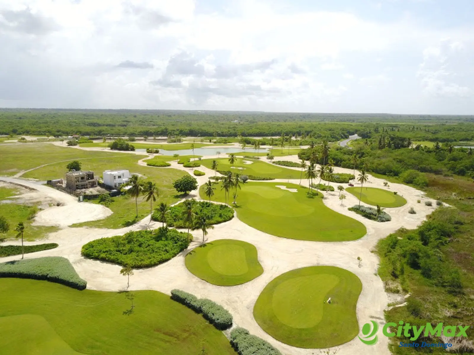  Con vista al campo de Golf Solar en venta en La Romana - foto 1