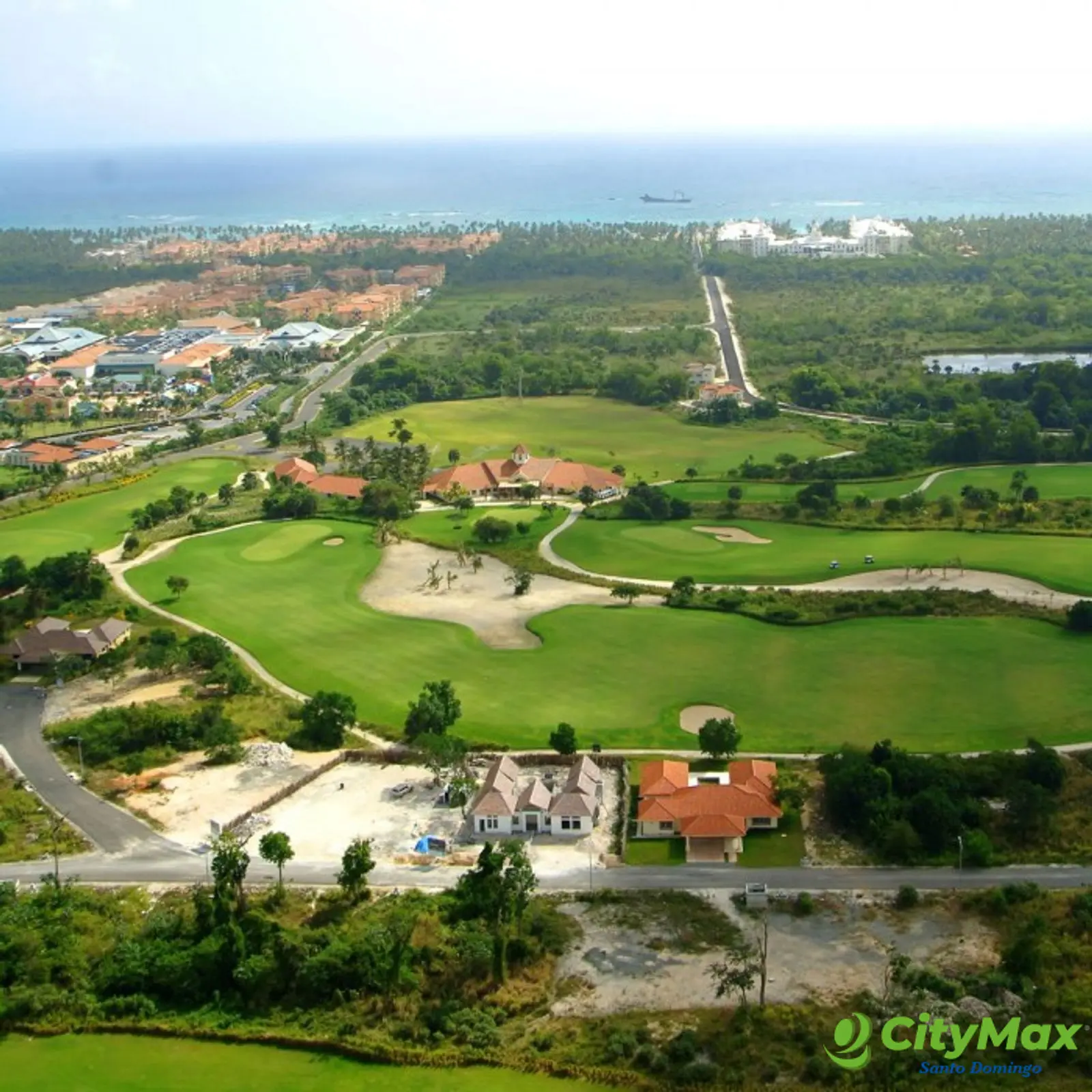 Solares en venta en Punta Cana Bávaro con campo de golf - foto 1