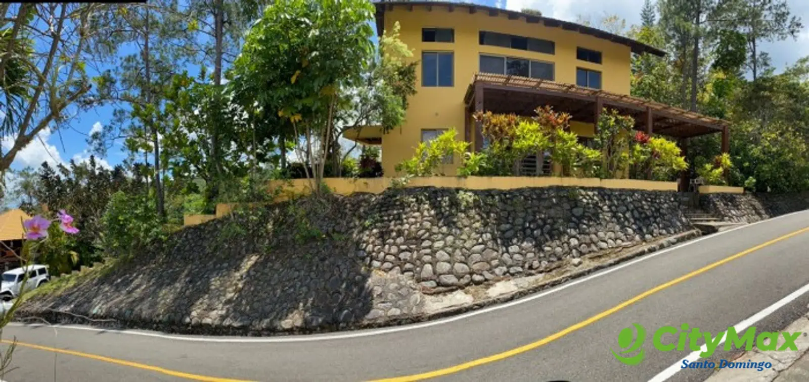 Villa en Venta en Los Alpes Jarabacoa  - Fotos de la villa desde esquina