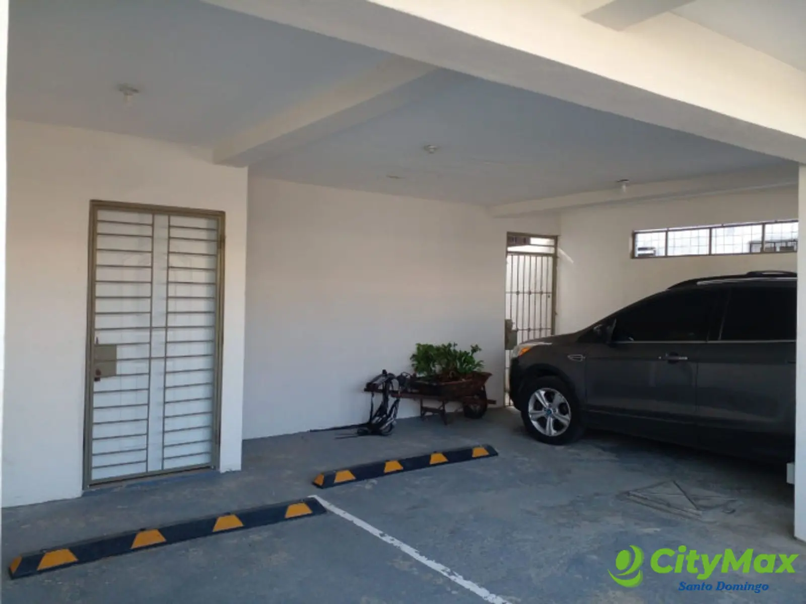 Edificio de Apartamentos En Venta en la Zona Oriental - Parqueos