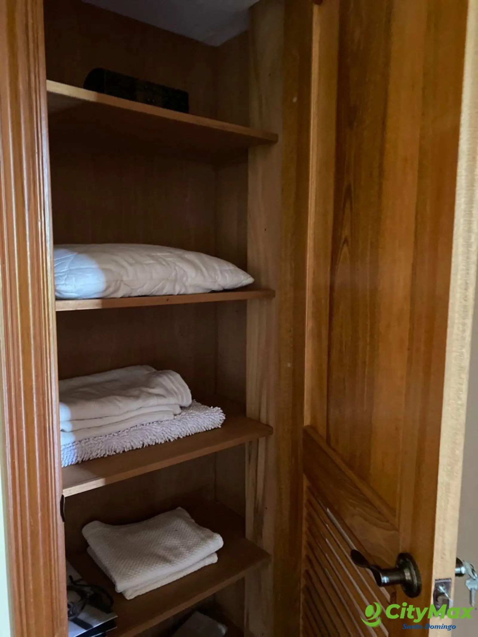 Villa en Venta en Los Alpes Jarabacoa  - Closets ropa blanca