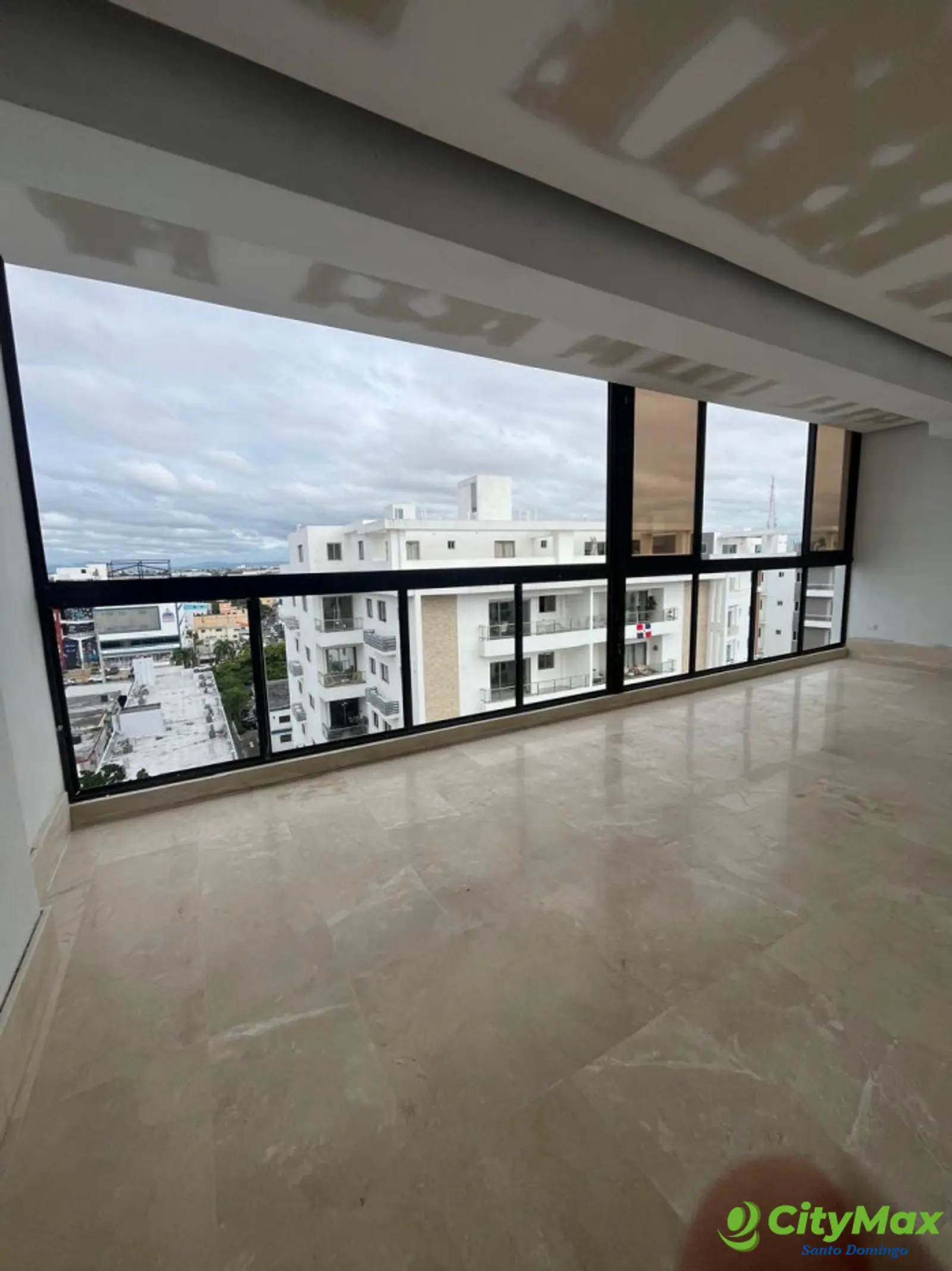Penthouse en Venta en Renacimiento de 2 Habitaciones - foto 2
