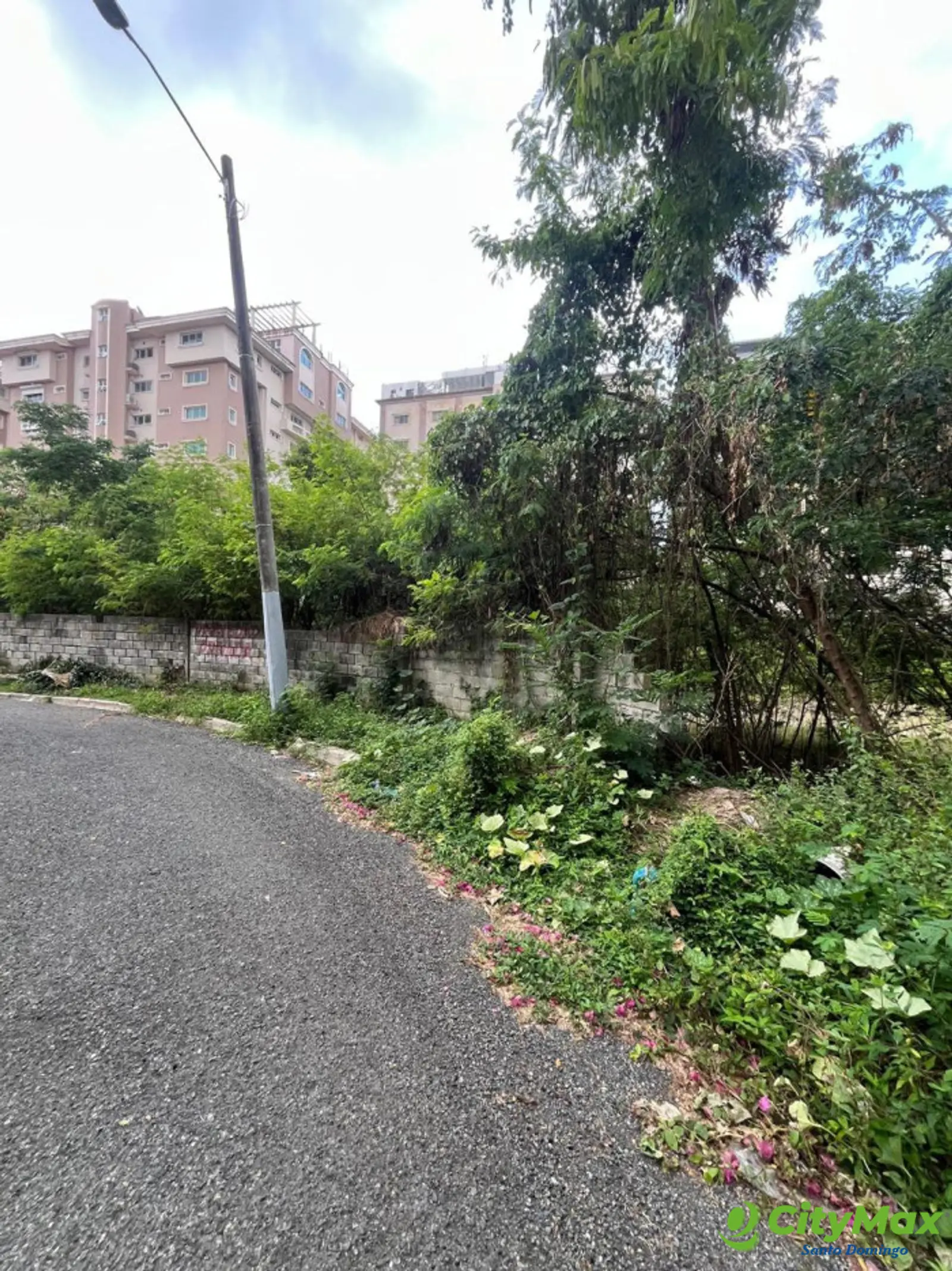 Vendo terreno en la avenida anacaona casi esq Luperon - foto 2
