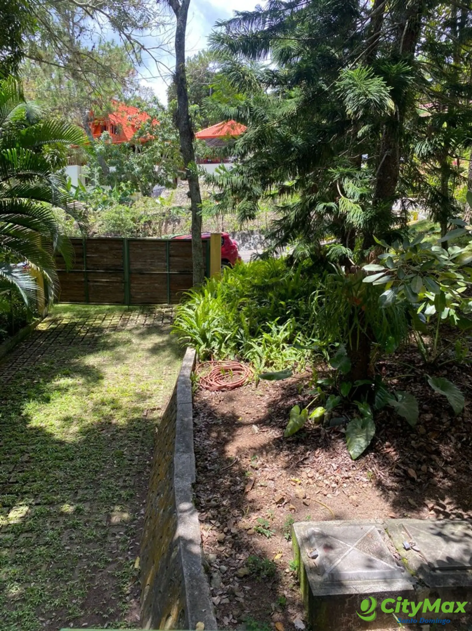 Villa en Venta en Los Alpes Jarabacoa  - Acceso a parqueos