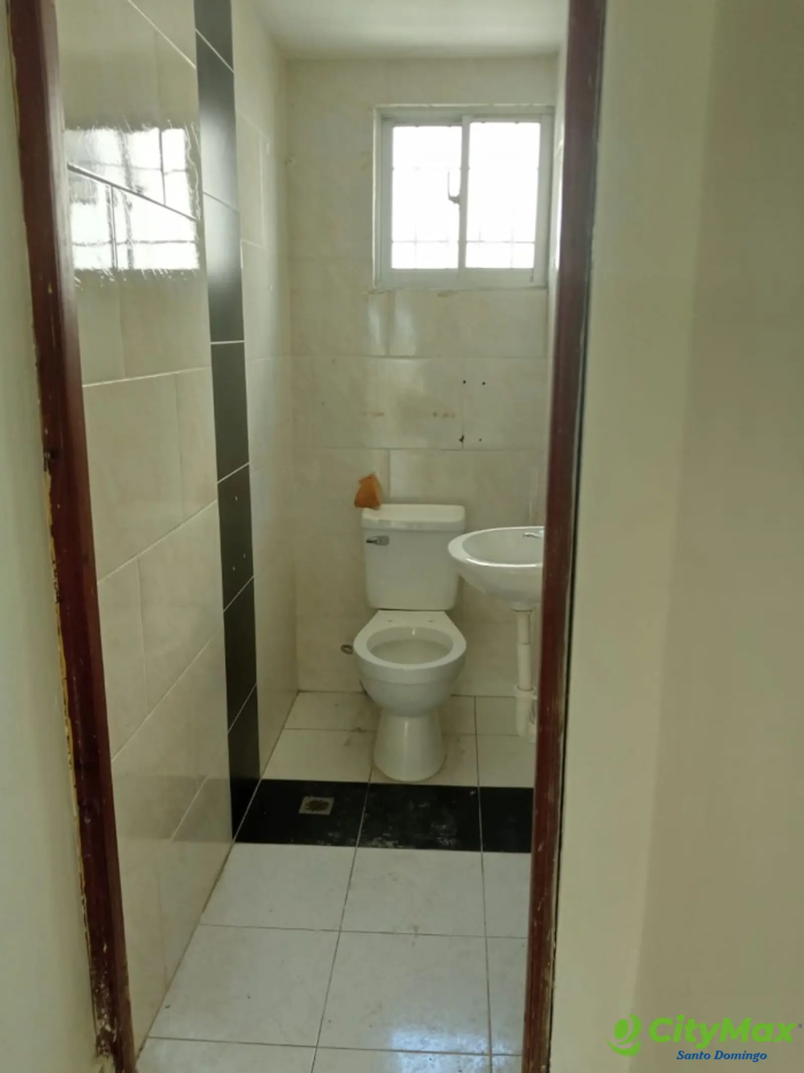 Local en alquiler en Evaristo Morales con baño - foto 5