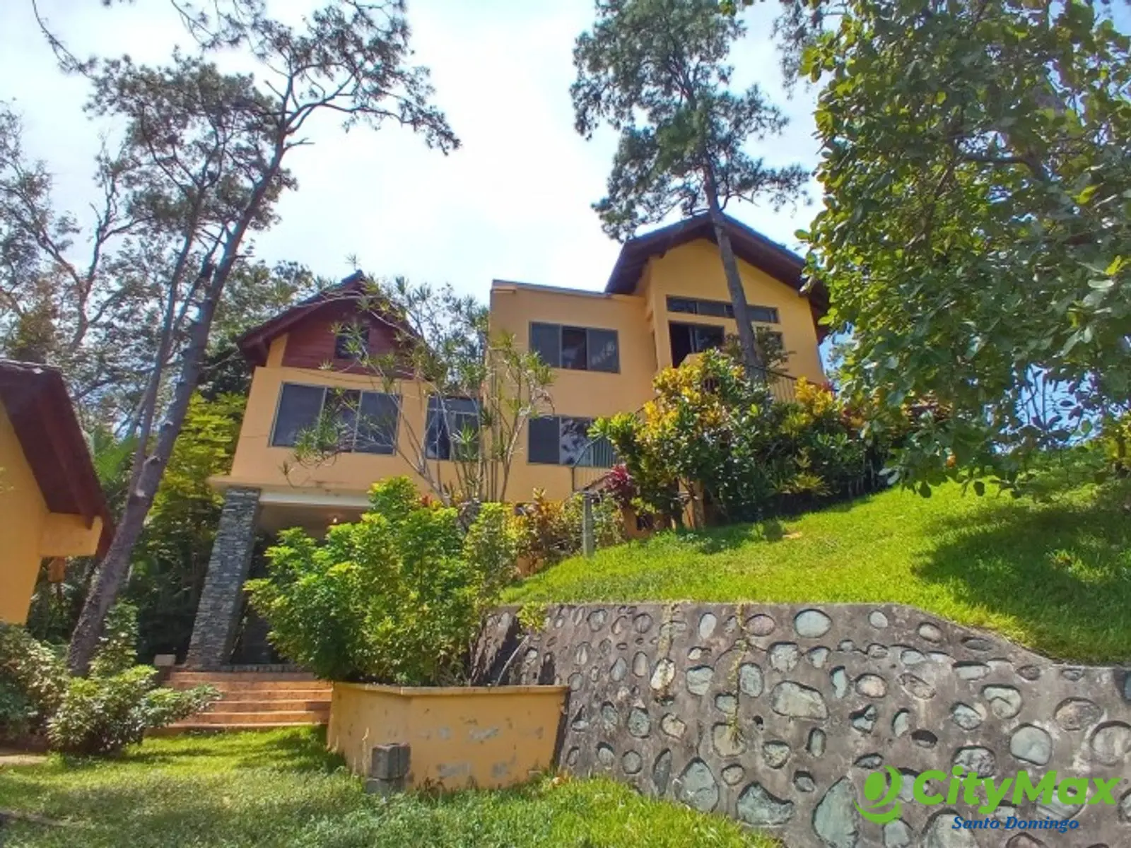 Villa en Venta en Los Alpes Jarabacoa  - Vista de la villa 3 niveles