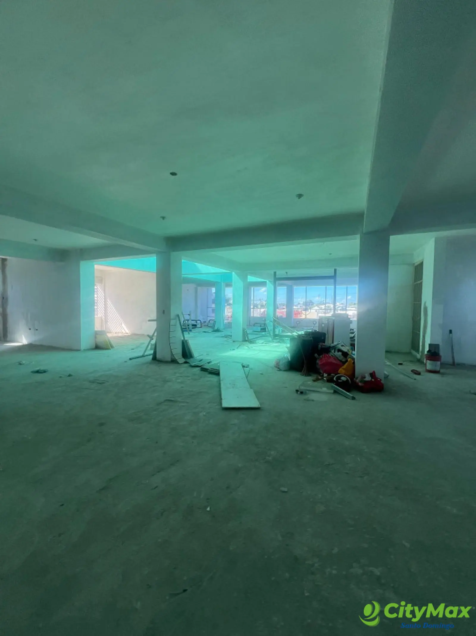 Local comercial en alquiler en 3er nivel con 300 mts - foto 3