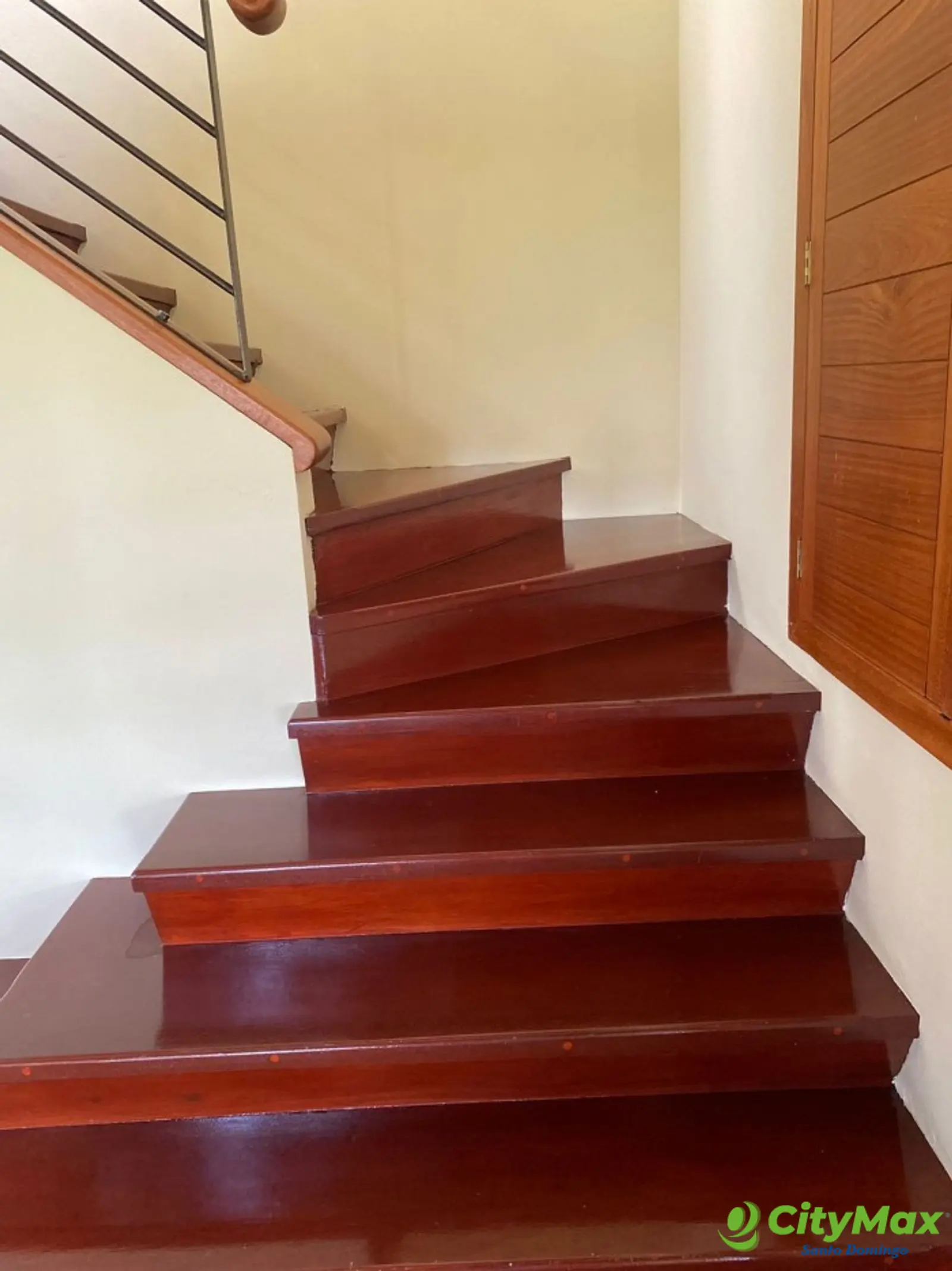 Villa en Venta en Los Alpes Jarabacoa  - Escalera madera preciosa