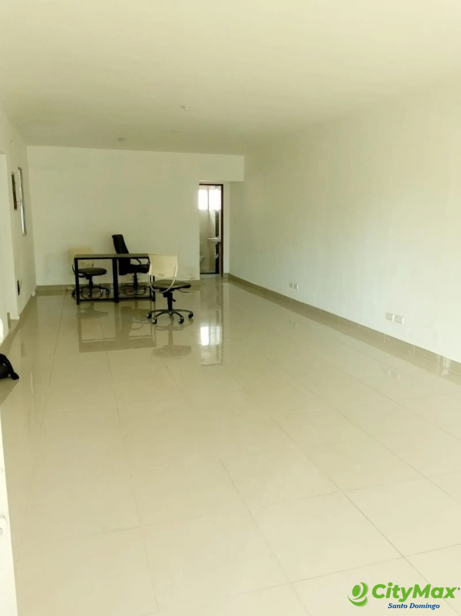 Local en alquiler en Evaristo Morales con baño - foto 3