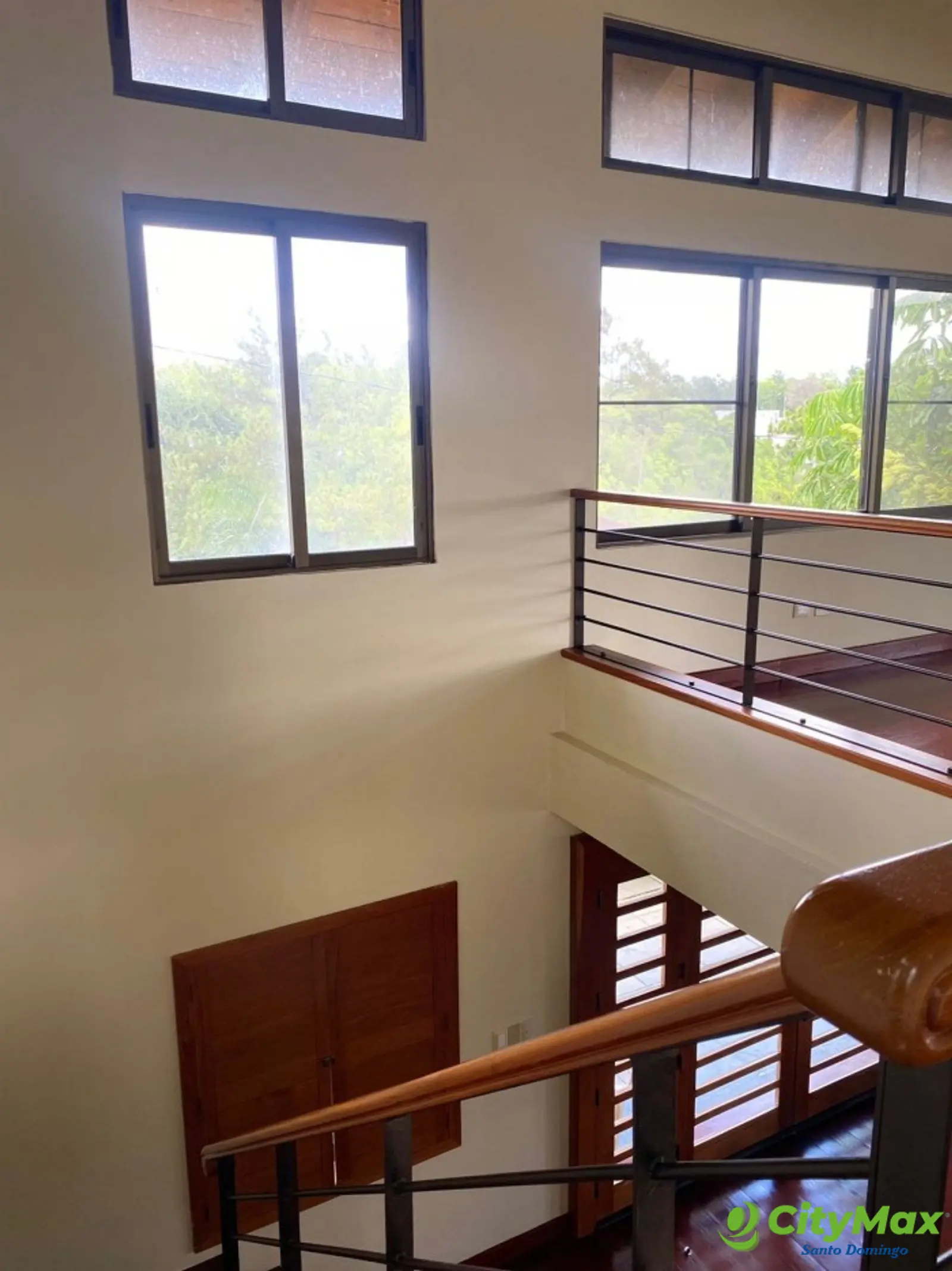 Villa en Venta en Los Alpes Jarabacoa  - Vista de las escaleras al segundo nivel