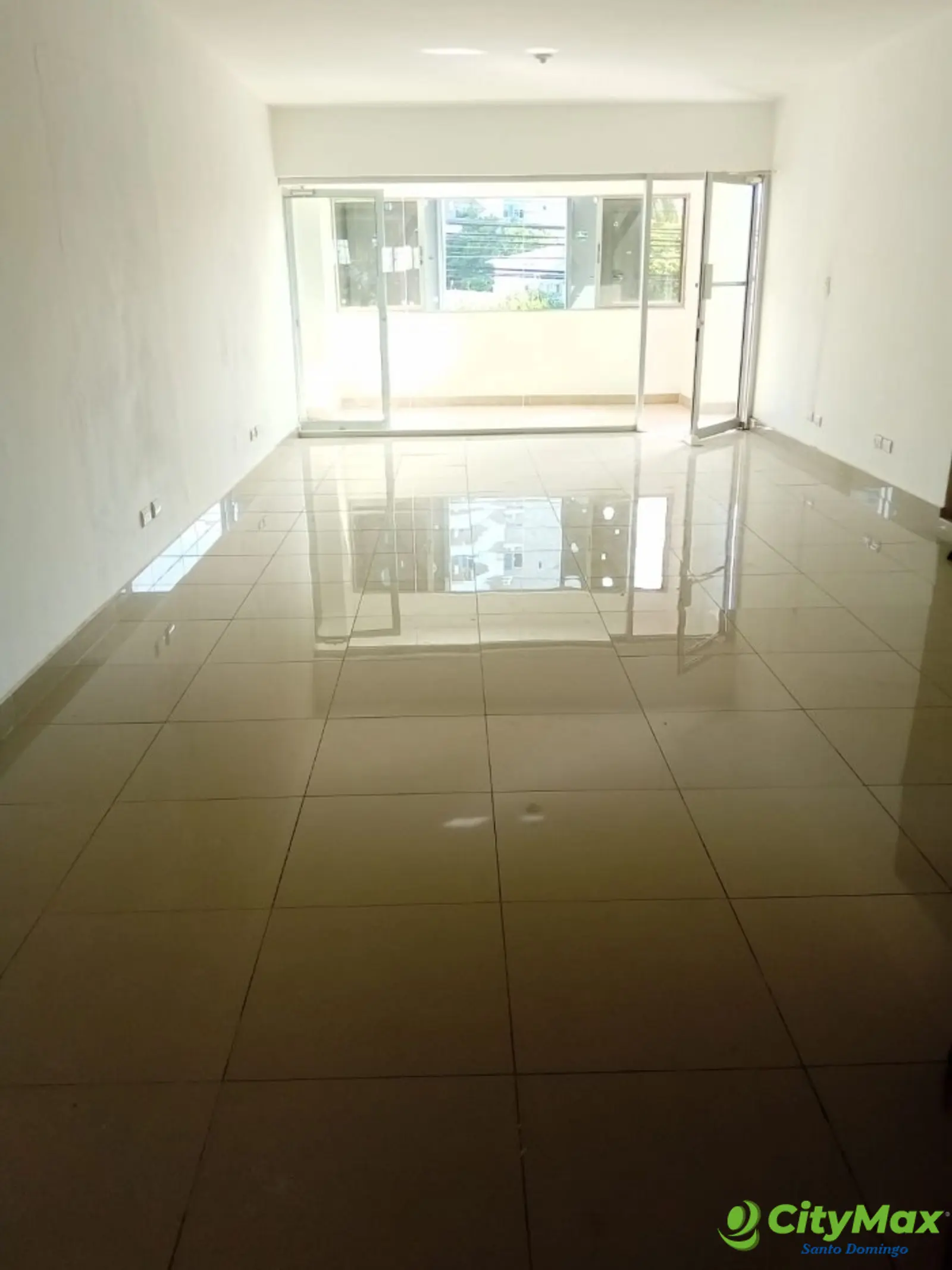 Local en alquiler en Evaristo Morales con baño - foto 2