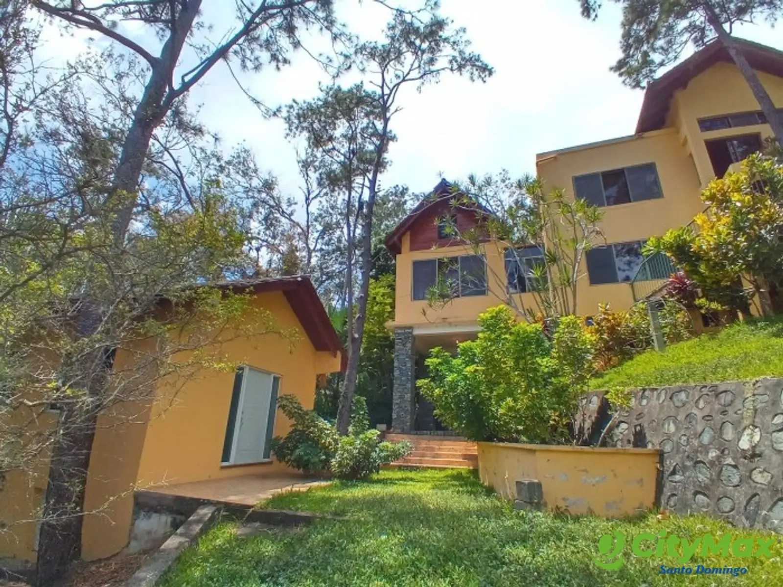 Villa en Venta en Los Alpes Jarabacoa  - Vista de la villa y casa de huespedes