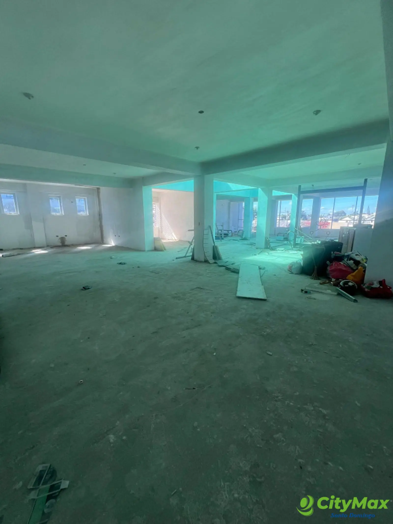 Local comercial en alquiler en 3er nivel con 300 mts - foto 2